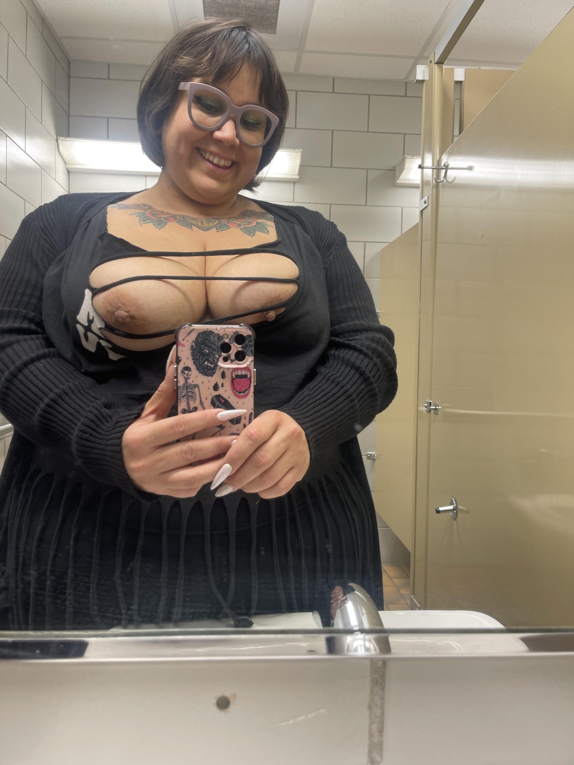 Best pic from r/bigfatgothchicks