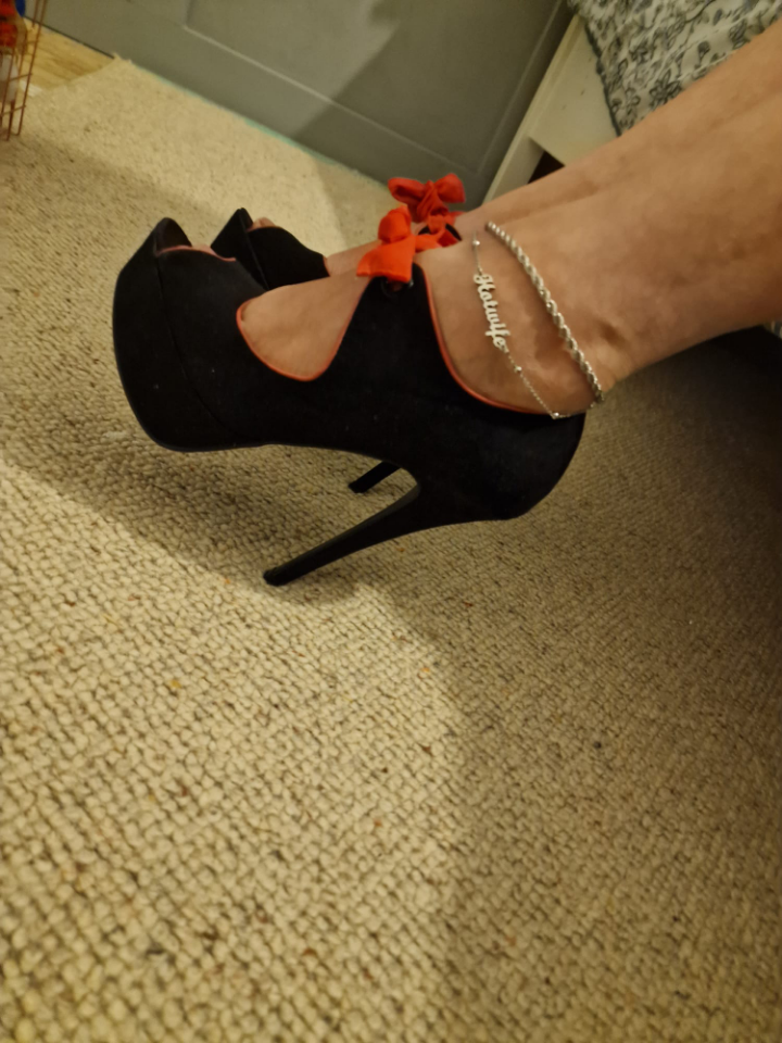 Best pic from r/HotwifeAnklet