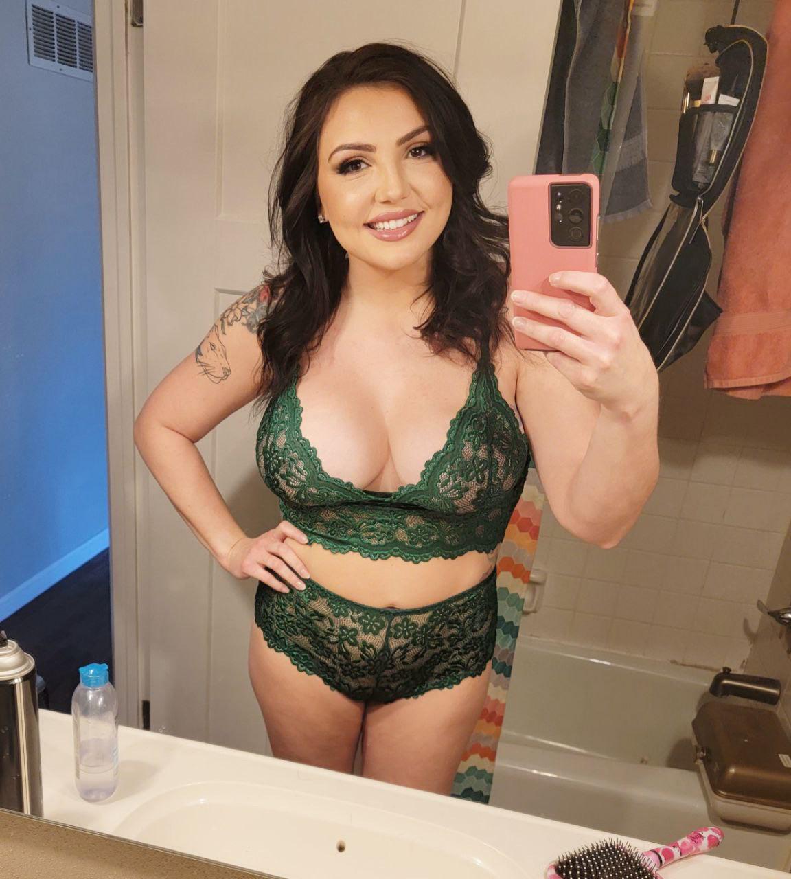 Best pic from r/GreenLingerie