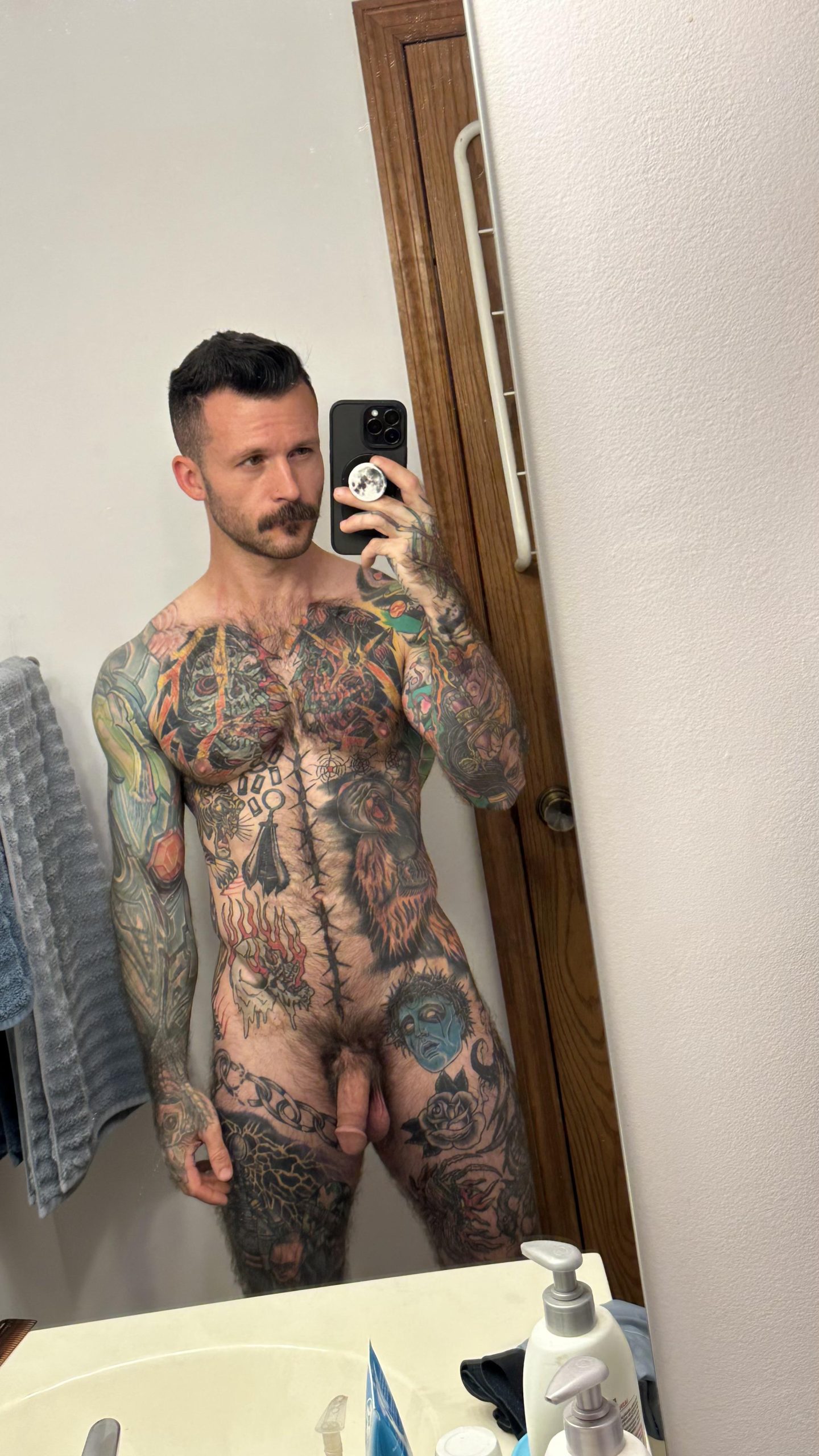 Best pic from r/hotguyswithtattoos