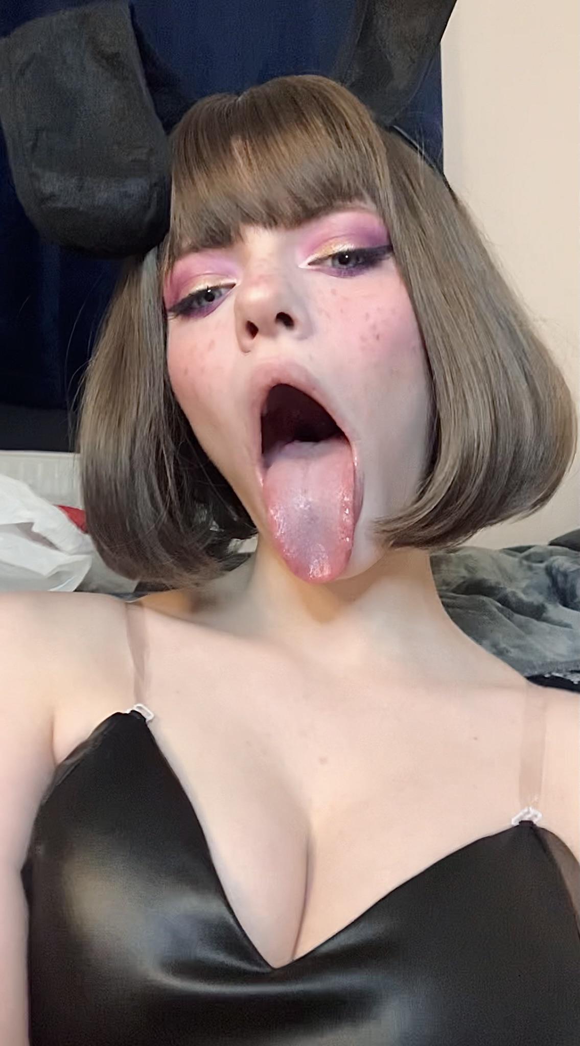 Best pic from r/tongue_girls