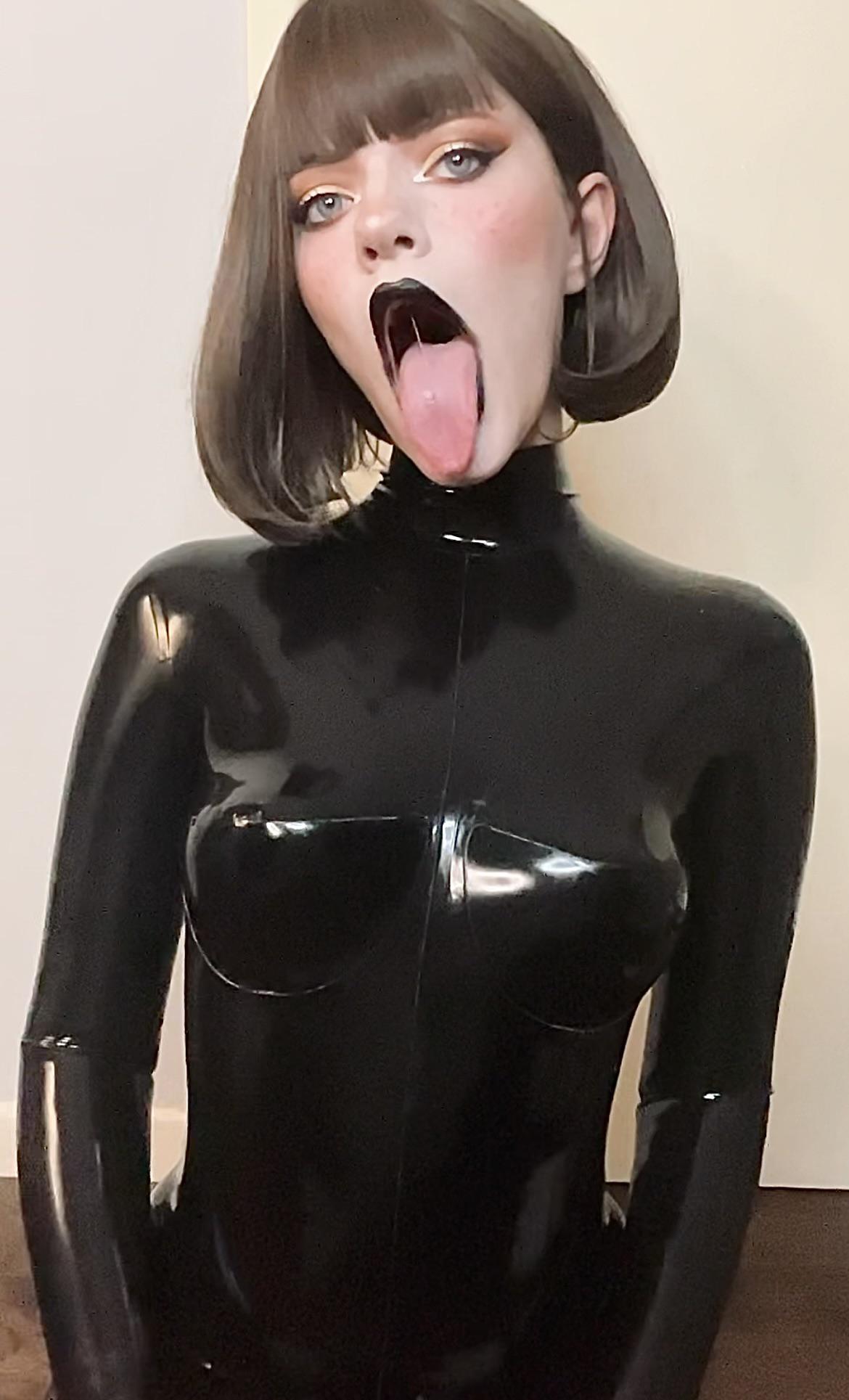 Best pic from r/tongue_girls