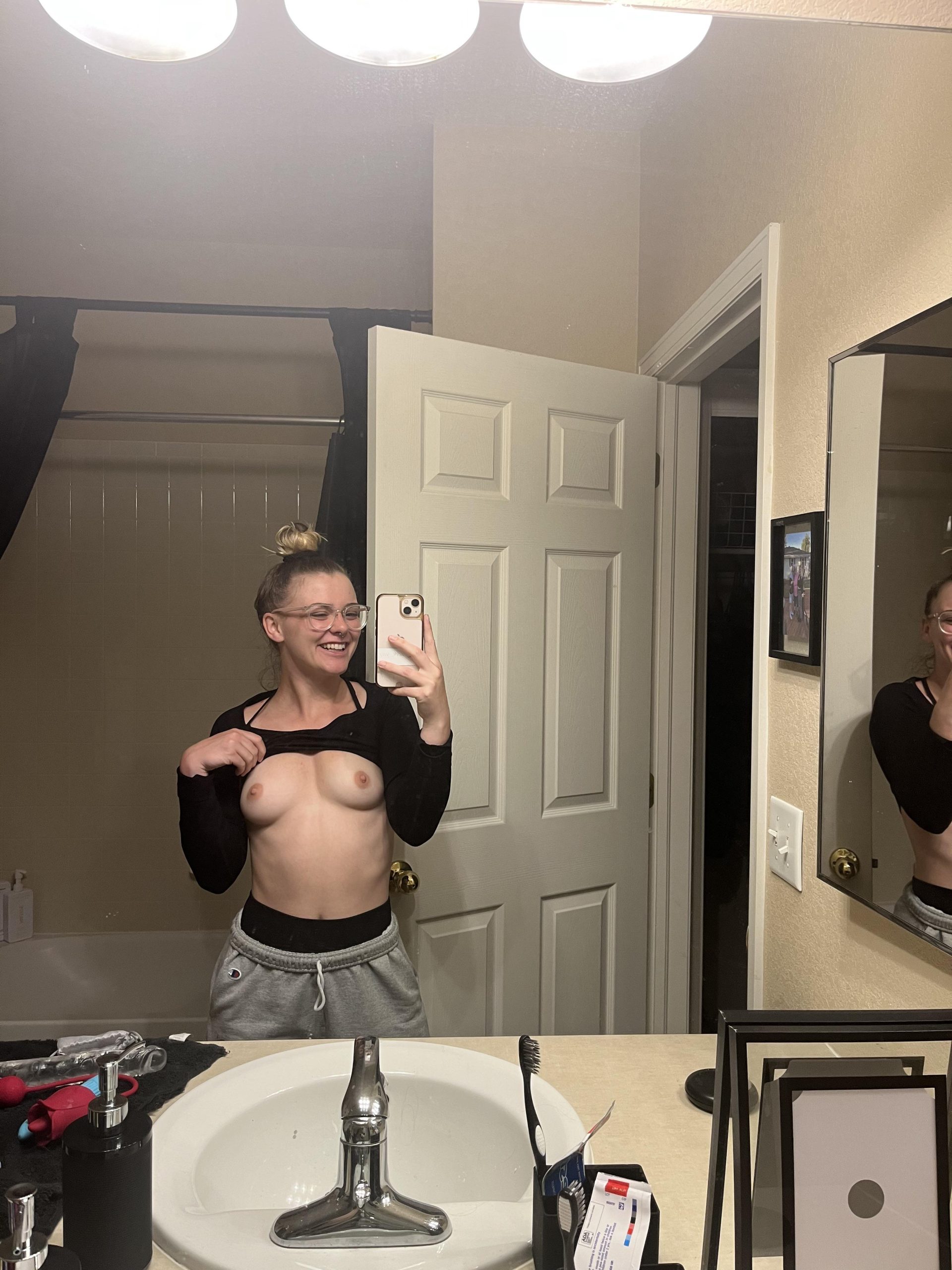 I love showing off my CO tits to yall (;