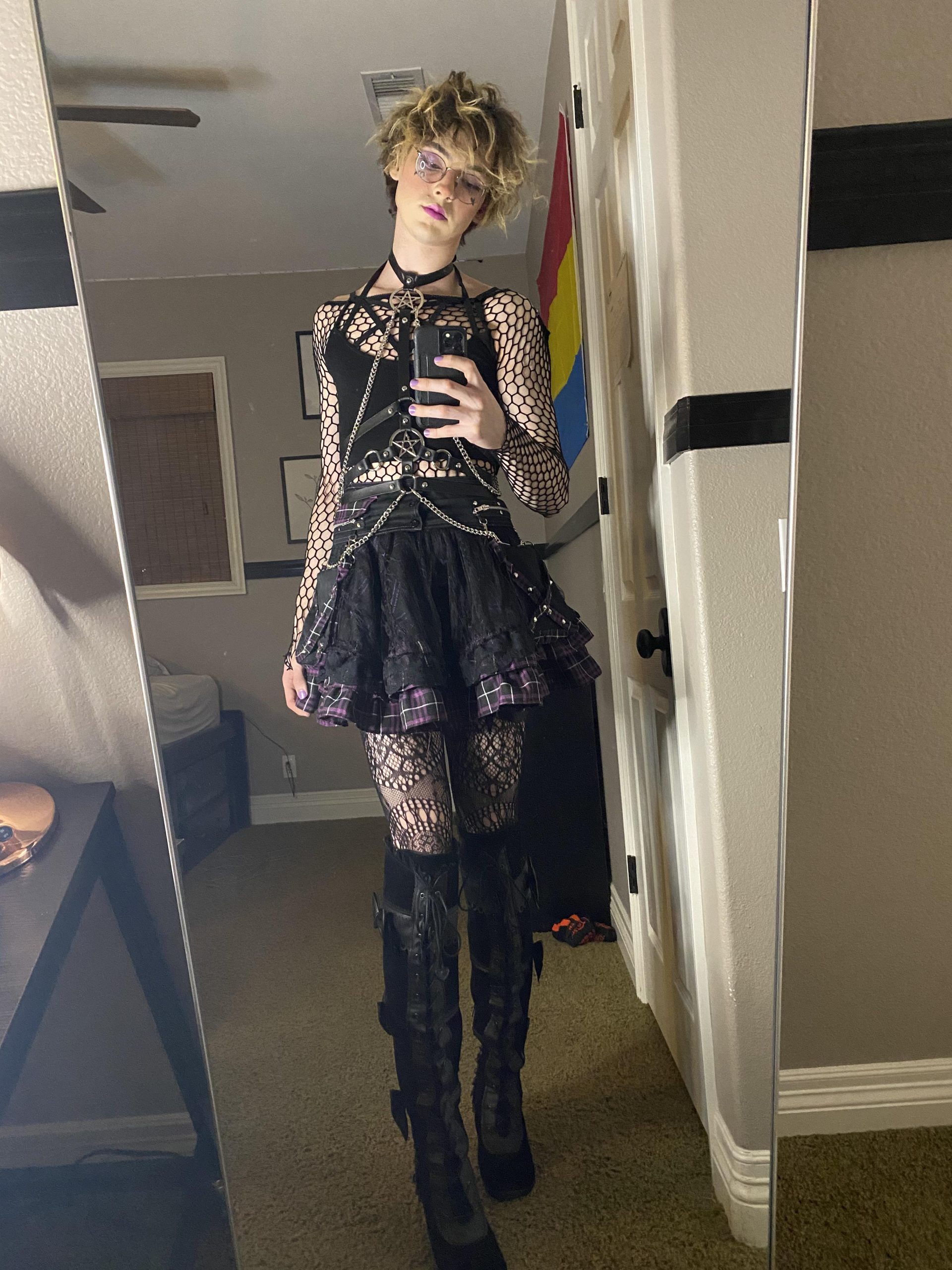 Big goth gf vibes 💜