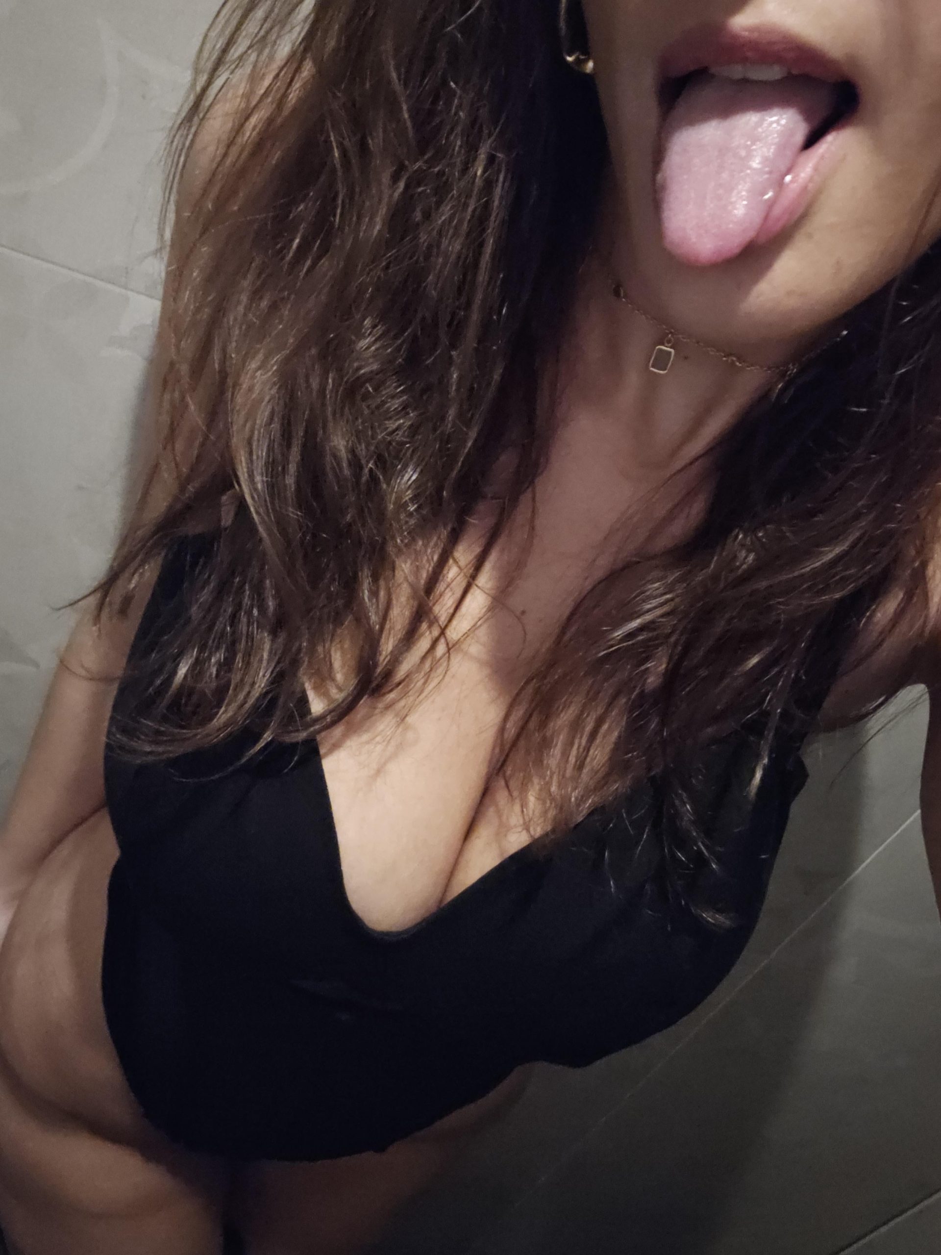 Petites photos rapides des toilettes du bar où je passe la soirée... Tu me démontes ou pas ? 🤭