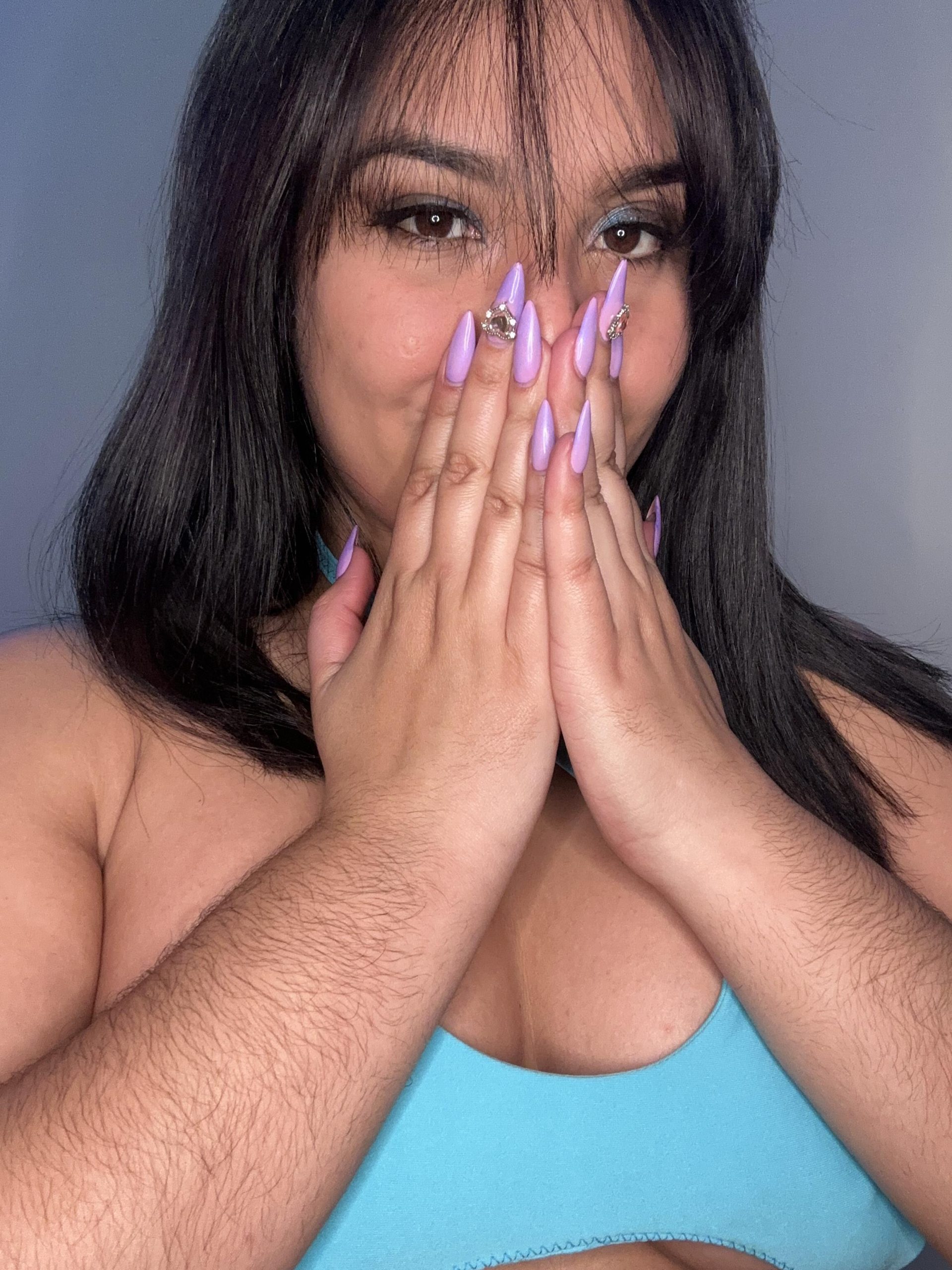 Your queen is here <3 love this latina hairy [arms]