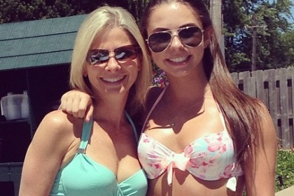 MomDaughterTitties